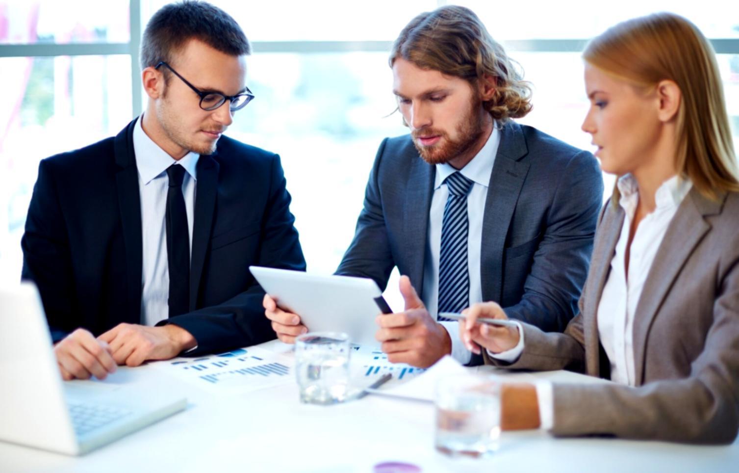 Espace de formation avec écrans d'analyse financière et tableaux de données